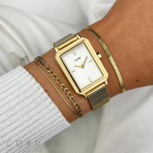 Reloj Cluse de mujer rectangular dorado con malla puesto en la muñeca