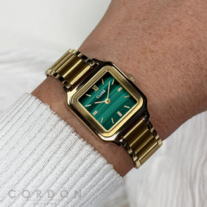 Reloj Cluse de mujer cuadrado dorado con esfera verde puesto en la muñeca