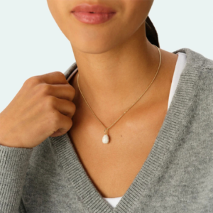 Detalle del esmalte blanco y la circonita del Colgante Lucky Blanco Agatha Paris 02880395-999-TU