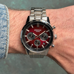 Reloj Casio Edifice EFR-575D cronógrafo de acero puesto en la muñeca