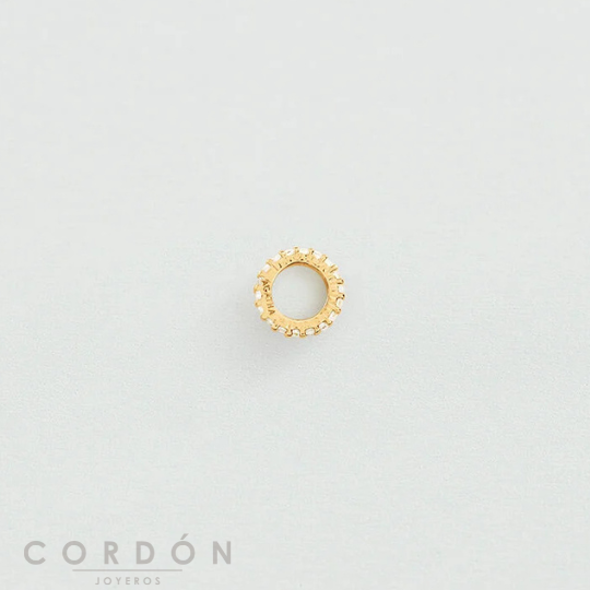 Separador dorado con circonitas de Agatha lucido en un collar en el cuello