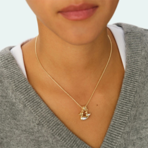 Separador dorado con textura de Agatha lucido en un collar en el cuello
