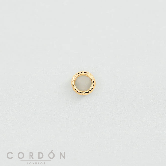 Separador dorado con textura de Agatha colocado en la cadena junto a colgantes Lucky en Cordón Joyeros