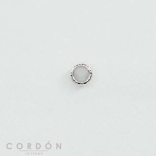 Separador plateado con textura de Agatha colocado en la cadena junto a colgantes Lucky en Cordón Joyeros
